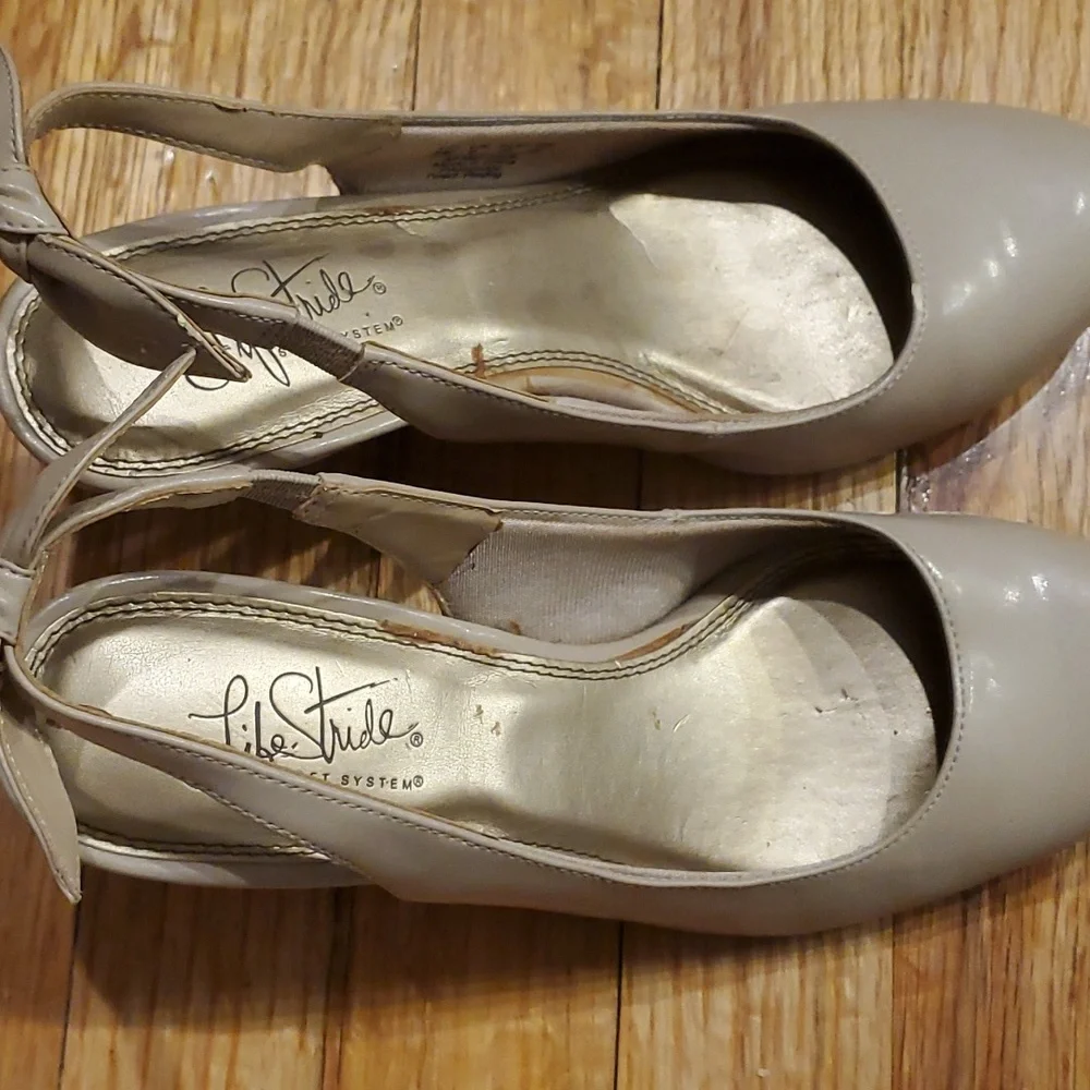 Beige heels with bow